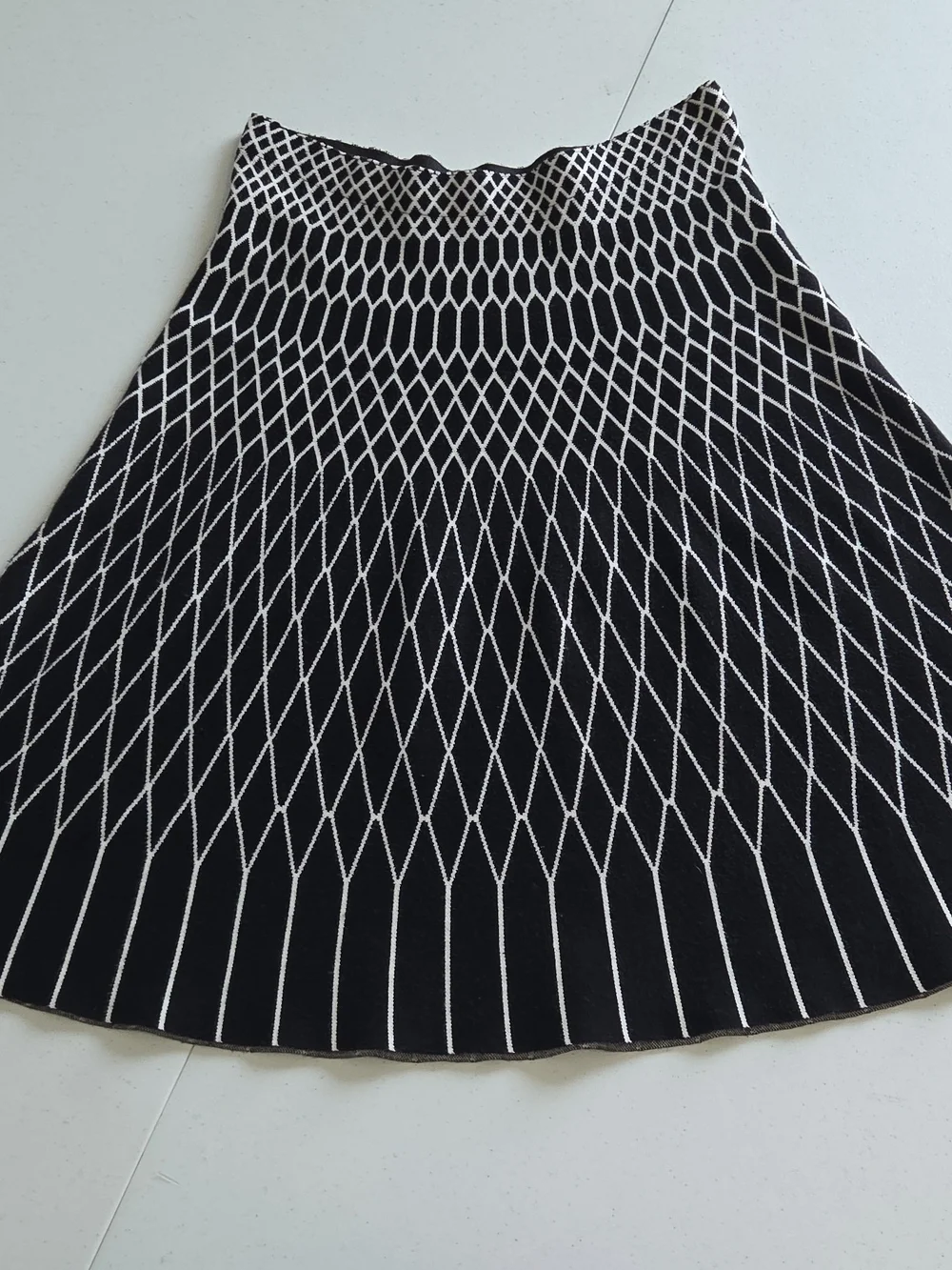 Black and White Geometric Stretchy Knit A-Line Pull-on Flared Skirt Size S